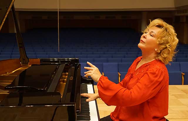 Yeni yıla piyanonun büyüsüyle giriyoruz