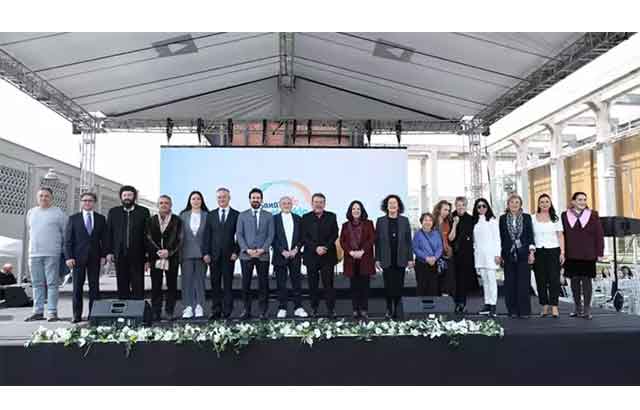 Mutluluğun Bienali kapılarını açtı