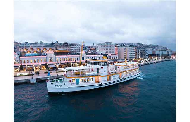 Sanatın kalbi vapurda atıyor