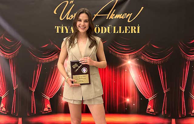 İlk tiyatro oyunuyla ilk ödül
