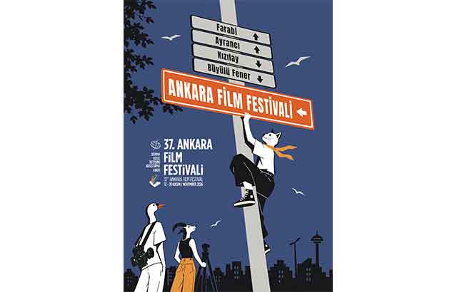   37. Ankara Film Festivali’nin afişi belli oldu   37. Ankara Film Festivali’nin afişi belli oldu. Festivalin geleneksel Afiş Yarışması’nda, tasarımcı Pınar Demir’in güncel kent kültürünü ve Ankara’nın kimliğini mizahi bir dille ele alan tasarımı birinci seçildi.  Dünya Kitle İletişimi Araştırma Vakfı tarafından düzenlenen ve 12–20 Kasım 2026 tarihlerinde yapılacak 37. Ankara Film Festivali’nin afişi belli oldu. Festivalin düzenlediği Afiş Yarışması’nda birincilik ödülüne, tasarımcı Pınar Demir’in tasarımı değer görüldü.  Ankara’nın kent kimliği ve mizahi yaklaşım Çizer ve gazeteci Aslı Alpar, ressam Habip Aydoğdu ile akademisyen Zülfükar Sayın’dan oluşan jüri; Pınar Demir’in tasarımını “güncel bir toplumsal olguyu yaratıcı bir görsel anlatıya dönüştürmesi, mizahi yaklaşımı, özgün illüstrasyon dili ve Ankara’nın kent kimliğiyle kurduğu güçlü ilişki” nedeniyle birinciliğe seçti.  Jüri değerlendirmesinde ayrıca; antropomorfik karakterlerin yer aldığı dinamik kompozisyonun, güçlü renk karşıtlıklarının ve çağdaş illüstrasyon dilinin afişin mizahi etkisini desteklediği vurgulandı. Afiş; güncel kent kültürünü özgün bir bakış açısıyla yorumlaması, sosyal medyada oluşan kolektif bir deneyimi yaratıcı bir grafik anlatıya dönüştürmesi ve Ankara Film Festivali’nin çağdaş, dinamik ve kentle bütünleşen kimliğini başarıyla temsil etmesi sebebiyle ödüle değer bulundu.  Festival kolektif bir buluşma noktası Kadir Has Üniversitesi Sanat ve Tasarım Fakültesi İç Mimarlık ve Çevre Tasarımı Bölümü mezunu olan ve yaklaşık 10 yıldır farklı disiplinlerde tasarım üretimini sürdüren Pınar Demir, tasarıma yaklaşımını şu sözlerle ifade ediyor:  “Gençlerin Kızılay tabelasını sahiplenerek sıradan bir kent unsurunu kolektif bir buluşma noktasına çevirmesi ve bu sahiplenişin bir akıma dönüşmesinden ilhâm aldım. Bu kez aynı noktayı, insanları Ankara Film Festivali’nde bir araya gelmeye çağıran bir buluşma alanı olarak yeniden kurguladım.”  Ödül, festivalin 12 Kasım akşamı gerçekleştirilecek Açılış Töreni’nde sahibine sunulacak.  Dünya Kitle İletişimi Araştırma Vakfı tarafından düzenlenen 37. Ankara Film Festivali, 12–20 Kasım 2026 tarihleri arasında Kızılay Büyülü Fener Sineması’nda gerçekleştirilecek.