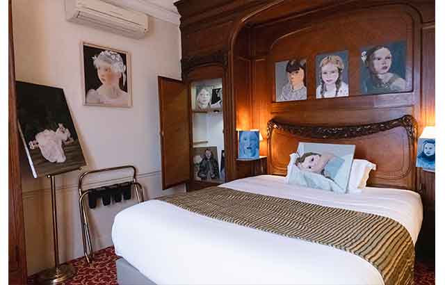 Ramize Erer’den otel odasında sergi