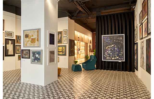 Karaköy’de esen soyut Paris renkleri