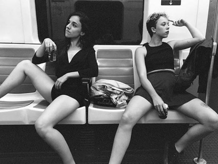 Instagram�da yeni trend Bacaklarını ayırarak oturan kadınlar