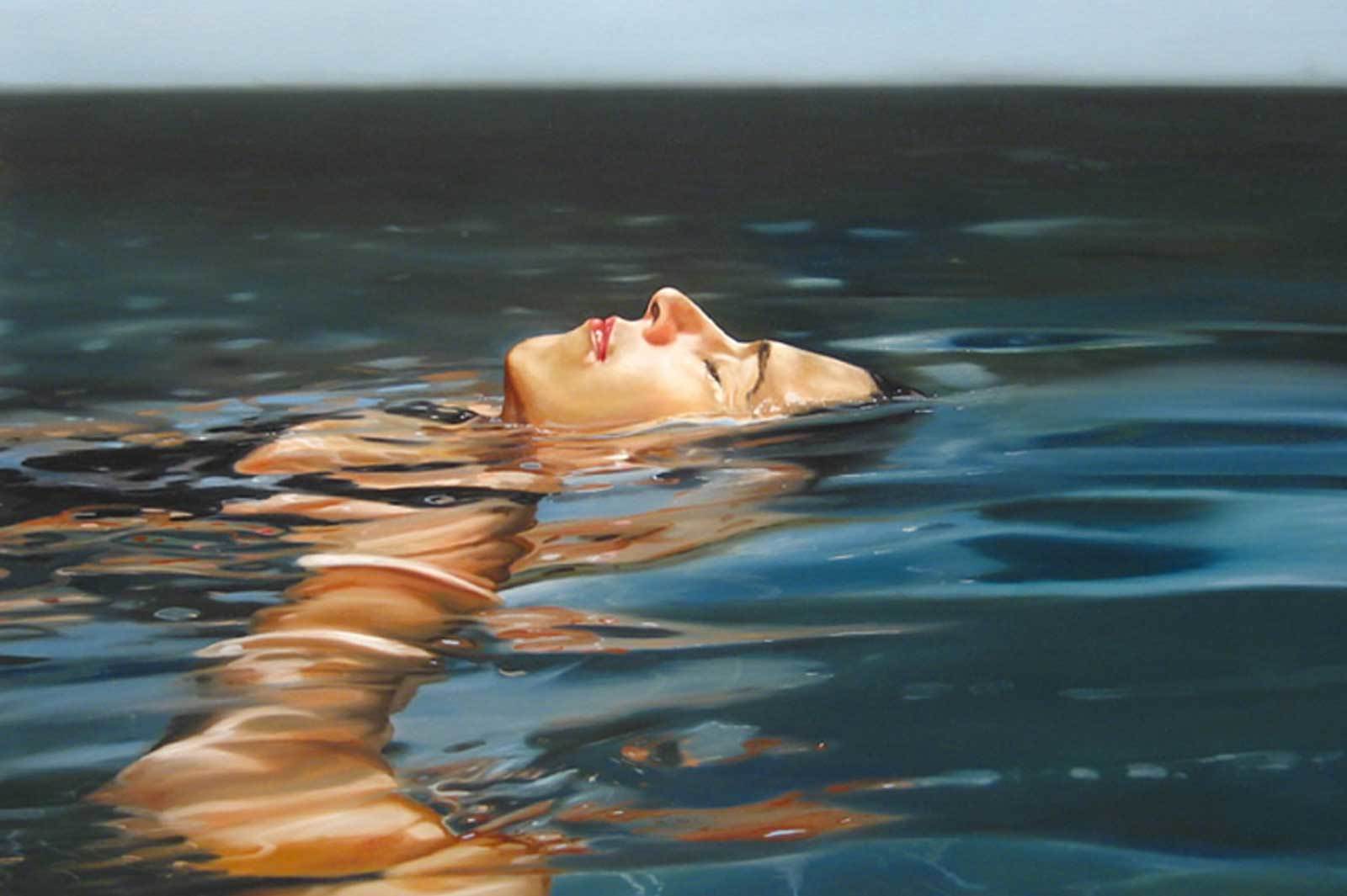 Лежать на воде на спине. Реалистическая живопись Eric Zener. Девушка лежит в воде. Расслабление в воде.