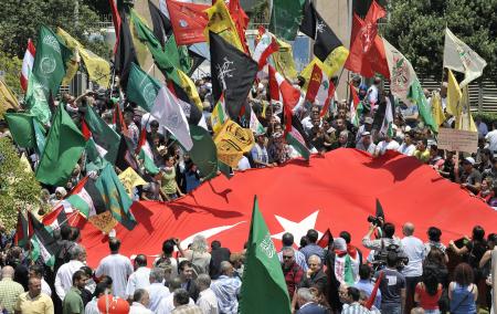 İsrail askerleri sınırdaki Türk bayrağını indirdi