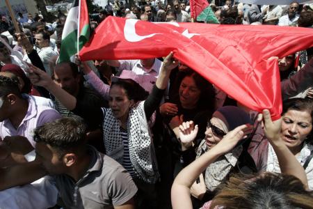 İsrail askerleri sınırdaki Türk bayrağını indirdi