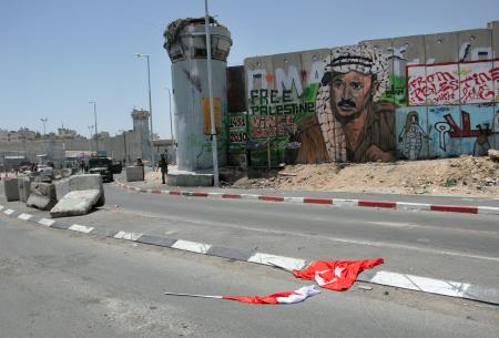 İsrail askerleri sınırdaki Türk bayrağını indirdi