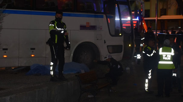 Servis otobÃ¼sÃ¼ yayalarÄ±n arasÄ±na daldÄ±: 1 Ã¶lÃ¼, 2 yaralÄ±