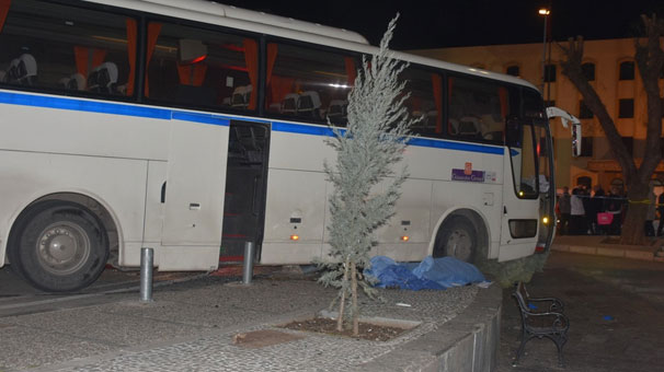 Servis otobÃ¼sÃ¼ yayalarÄ±n arasÄ±na daldÄ±: 1 Ã¶lÃ¼, 2 yaralÄ±