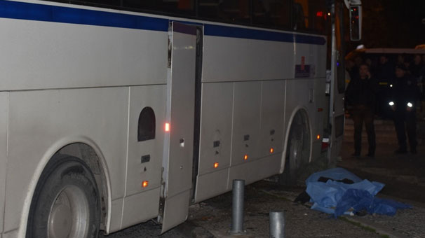 Servis otobÃ¼sÃ¼ yayalarÄ±n arasÄ±na daldÄ±: 1 Ã¶lÃ¼, 2 yaralÄ±