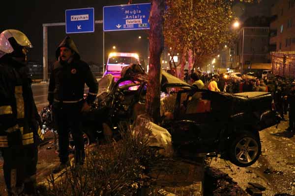 Ãok feci gÃ¶rÃ¼ntÃ¼ler var! Otomobil ikiye ayrÄ±ldÄ±