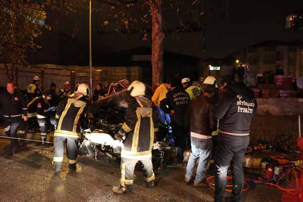 Ãok feci gÃ¶rÃ¼ntÃ¼ler var! Otomobil ikiye ayrÄ±ldÄ±