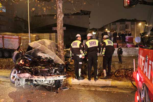 Ãok feci gÃ¶rÃ¼ntÃ¼ler var! Otomobil ikiye ayrÄ±ldÄ±