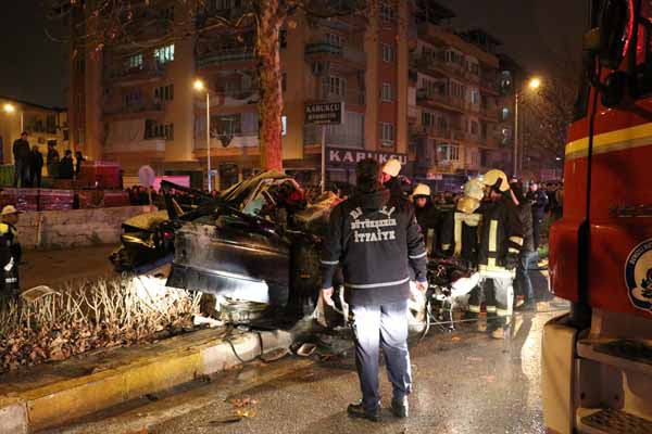 Ãok feci gÃ¶rÃ¼ntÃ¼ler var! Otomobil ikiye ayrÄ±ldÄ±