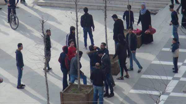 OrtalÄ±k bir anda karÄ±ÅtÄ±! Tekme tokat birbirlerine girdiler