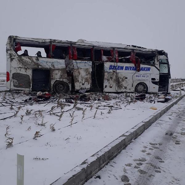 Yolcu otobÃ¼sÃ¼ devrildi! ÃlÃ¼ ve yaralÄ±lar var