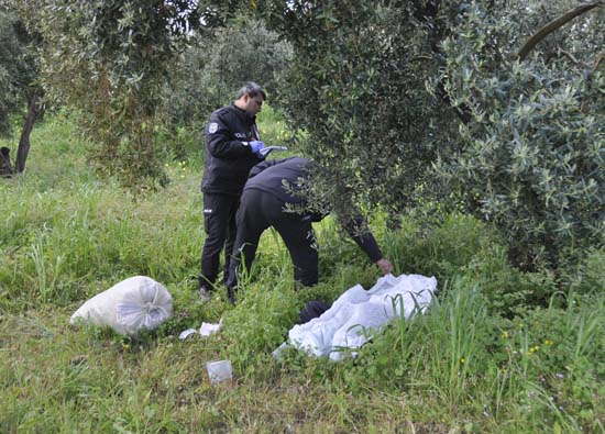 CansÄ±z bedeni bulundu! YanÄ±ndaki Ã§uvalÄ±n iÃ§ine baktÄ±lar...