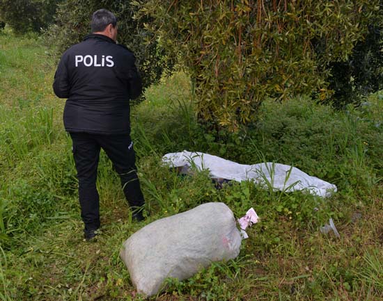 CansÄ±z bedeni bulundu! YanÄ±ndaki Ã§uvalÄ±n iÃ§ine baktÄ±lar...