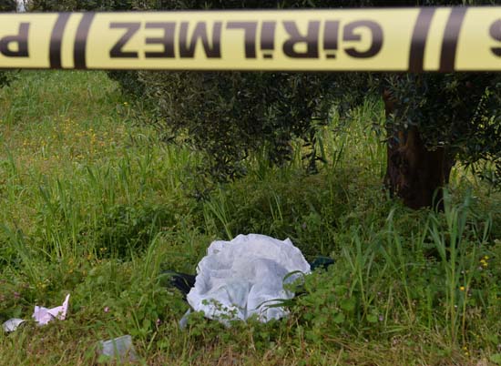 CansÄ±z bedeni bulundu! YanÄ±ndaki Ã§uvalÄ±n iÃ§ine baktÄ±lar...