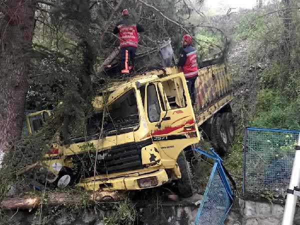 Åarampole yuvarlanan araÃ§tan atladÄ± ve...