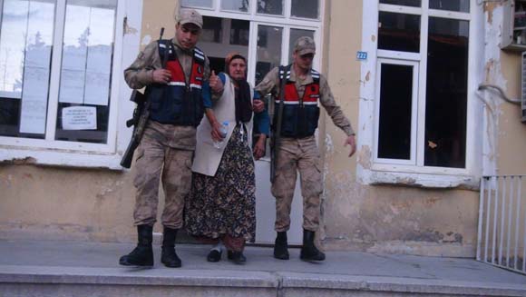 40 yÄ±llÄ±k eÅini uyurken keserle Ã¶ldÃ¼rmÃ¼ÅtÃ¼! FlaÅ geliÅme...