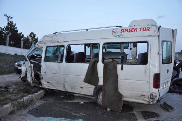 Yozgat'ta feci kaza! Ãok sayÄ±da Ã¶lÃ¼ ve yaralÄ± var