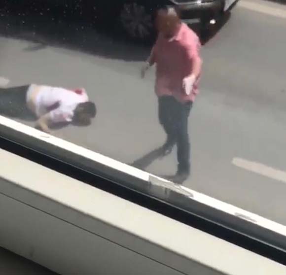 KanlÄ± kavga yoldan geÃ§en araÃ§ kamerasÄ±na saniye saniye yansÄ±dÄ±!