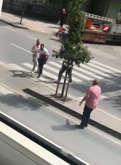 KanlÄ± kavga yoldan geÃ§en araÃ§ kamerasÄ±na saniye saniye yansÄ±dÄ±!