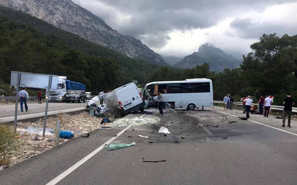 Antalya'da feci kaza! ÃlÃ¼ ve yaralÄ±lar var