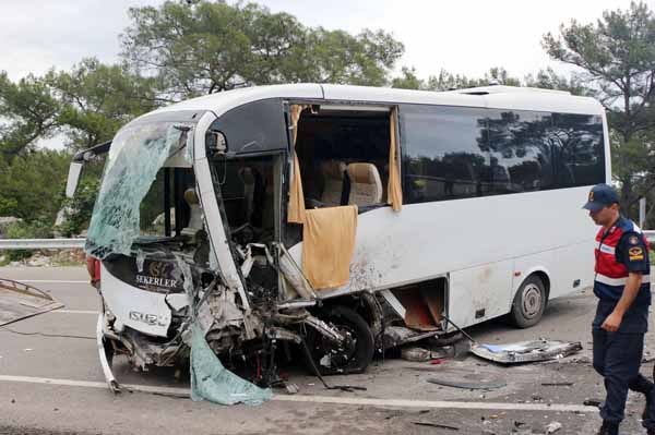 Antalya'da feci kaza! ÃlÃ¼ ve yaralÄ±lar var