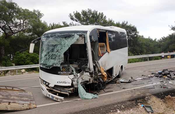 Antalya'da feci kaza! ÃlÃ¼ ve yaralÄ±lar var