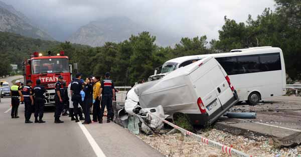 Antalya'da feci kaza! ÃlÃ¼ ve yaralÄ±lar var