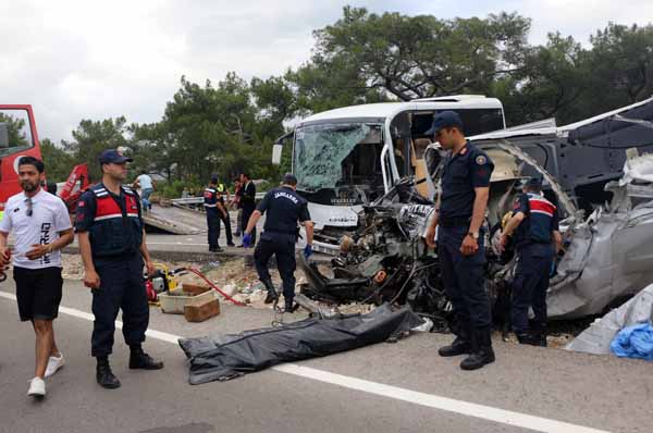 Antalya'da feci kaza! ÃlÃ¼ ve yaralÄ±lar var