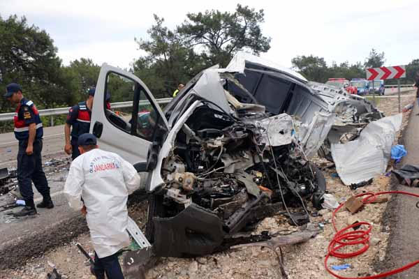 Antalya'da feci kaza! ÃlÃ¼ ve yaralÄ±lar var