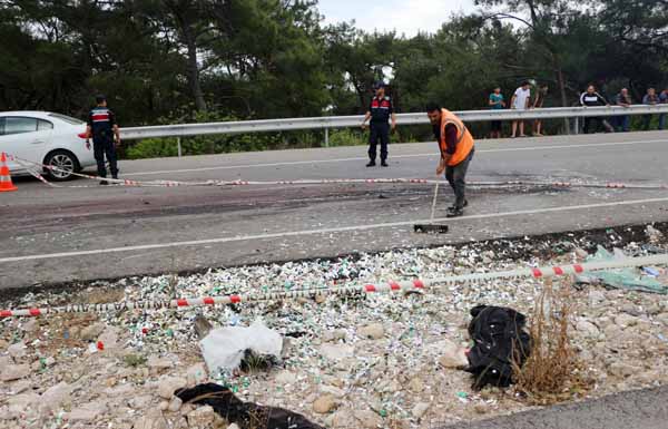Antalya'da feci kaza! ÃlÃ¼ ve yaralÄ±lar var