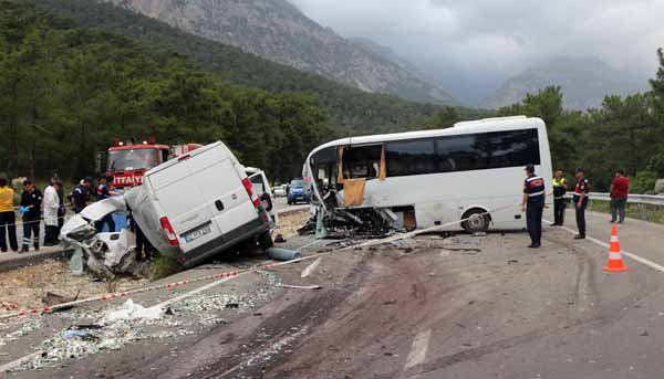 Antalya'da feci kaza! ÃlÃ¼ ve yaralÄ±lar var