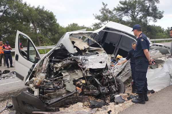 Antalya'da feci kaza! ÃlÃ¼ ve yaralÄ±lar var