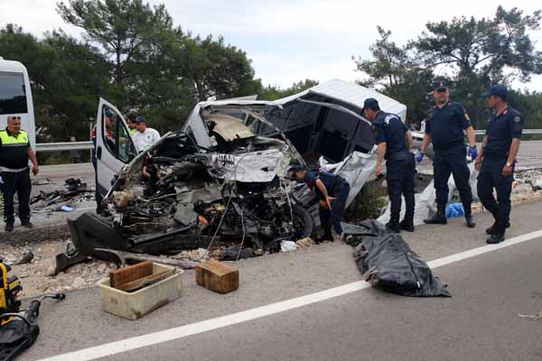 Antalya'da feci kaza! ÃlÃ¼ ve yaralÄ±lar var