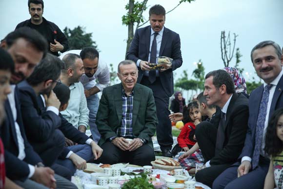 CumhurbaÅkanÄ± ErdoÄan sahilde vatandaÅlarla iftar yaptÄ±