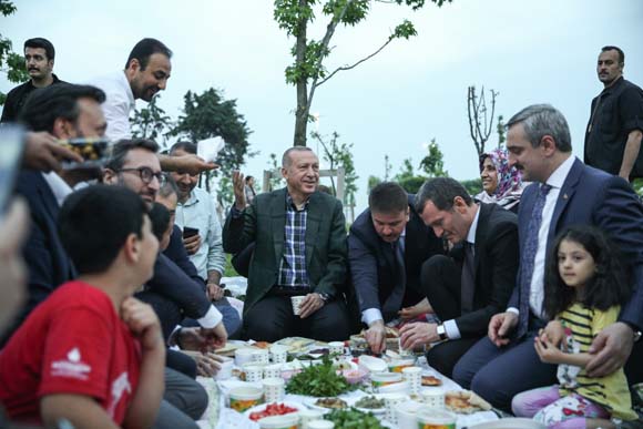 CumhurbaÅkanÄ± ErdoÄan sahilde vatandaÅlarla iftar yaptÄ±