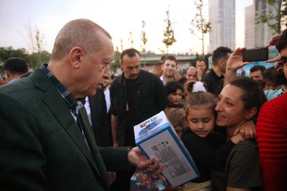 CumhurbaÅkanÄ± ErdoÄan sahilde vatandaÅlarla iftar yaptÄ±