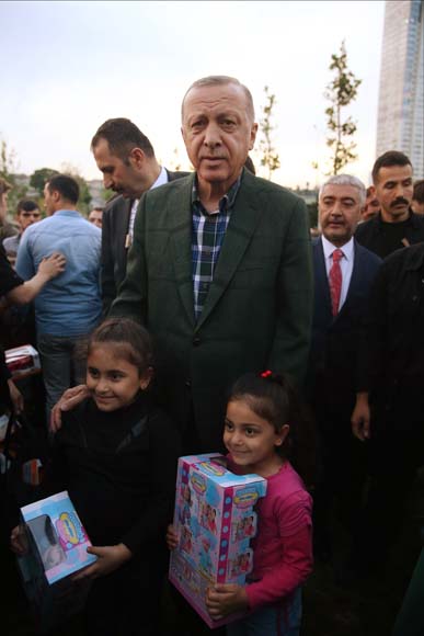 CumhurbaÅkanÄ± ErdoÄan sahilde vatandaÅlarla iftar yaptÄ±