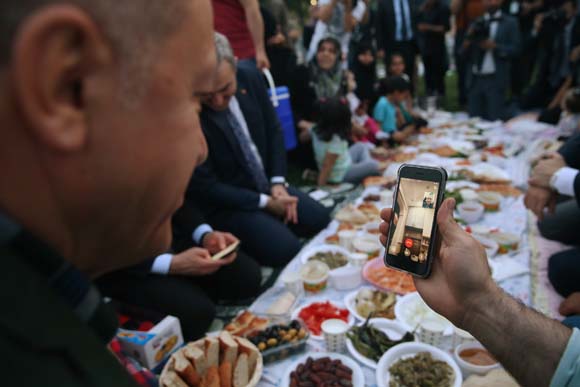 CumhurbaÅkanÄ± ErdoÄan sahilde vatandaÅlarla iftar yaptÄ±