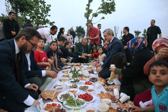 CumhurbaÅkanÄ± ErdoÄan sahilde vatandaÅlarla iftar yaptÄ±