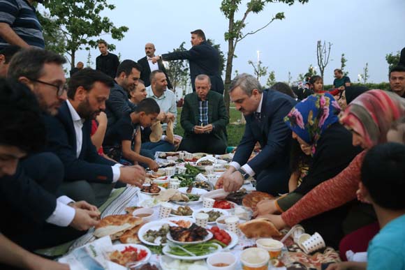 CumhurbaÅkanÄ± ErdoÄan sahilde vatandaÅlarla iftar yaptÄ±