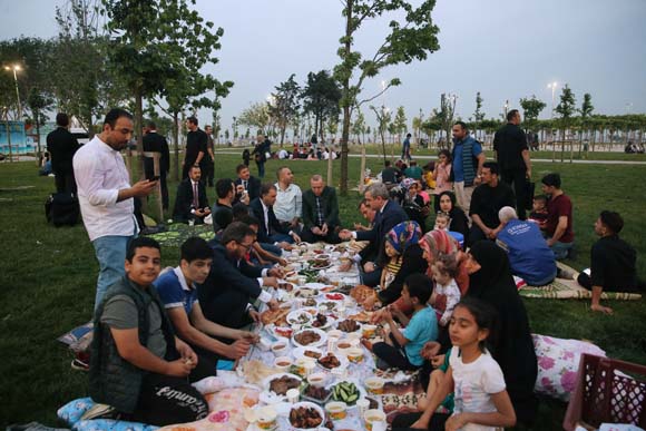 CumhurbaÅkanÄ± ErdoÄan sahilde vatandaÅlarla iftar yaptÄ±