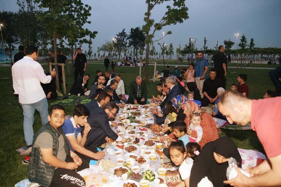 CumhurbaÅkanÄ± ErdoÄan sahilde vatandaÅlarla iftar yaptÄ±
