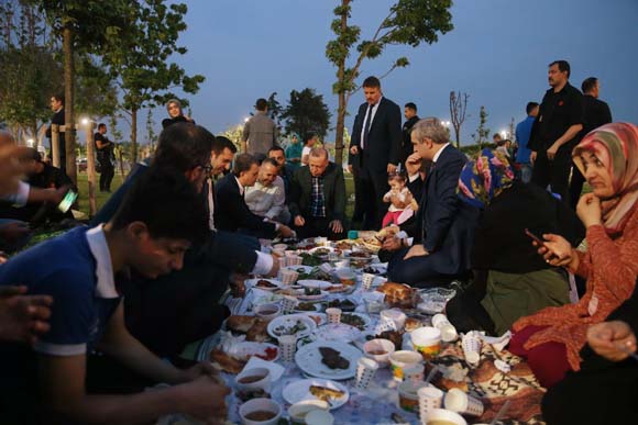 CumhurbaÅkanÄ± ErdoÄan sahilde vatandaÅlarla iftar yaptÄ±