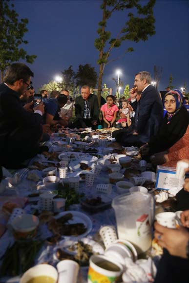 CumhurbaÅkanÄ± ErdoÄan sahilde vatandaÅlarla iftar yaptÄ±